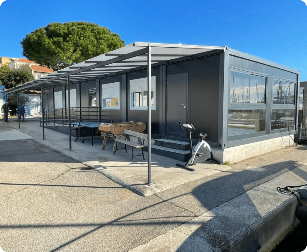 Local associatif modulaire PACA MODUL à L'Estaque, Marseille : 7 modules Confort 6m avec pergola de 18 mètres et baie vitrée face au port