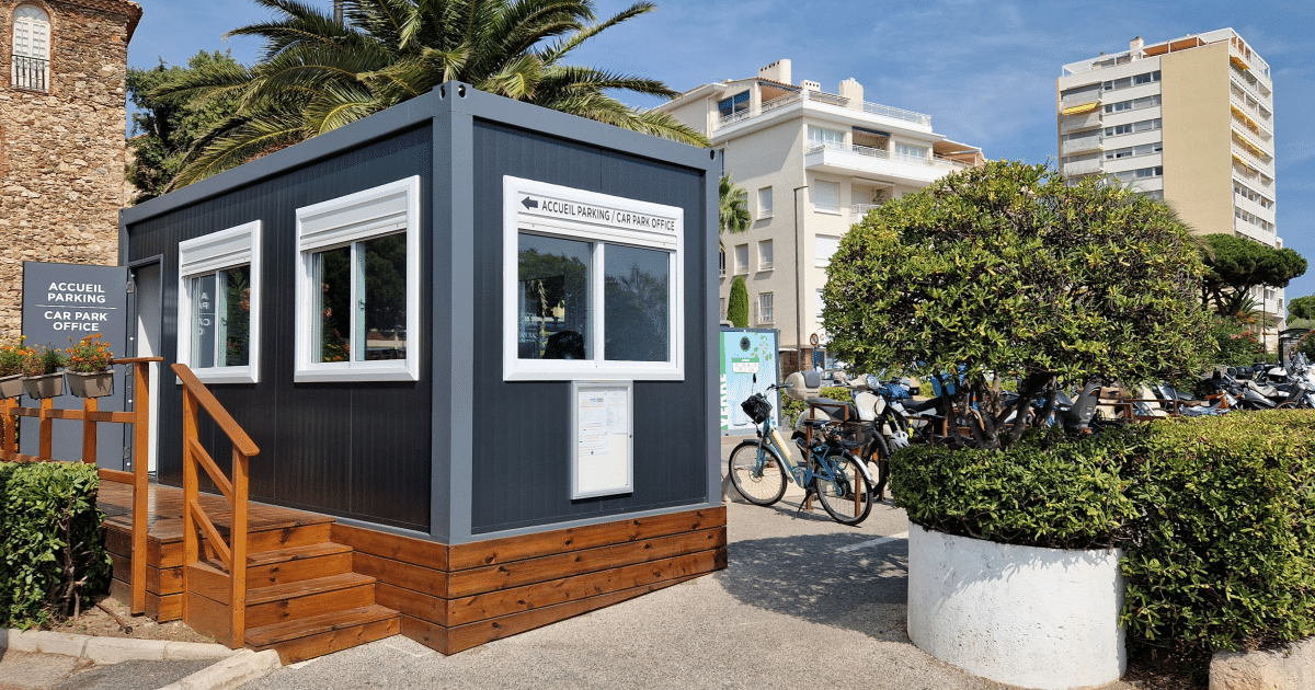 Bureau d'accueil modulaire surélevé avec habillage bois à l'entrée du parking du port de Sainte-Maxime (Var)