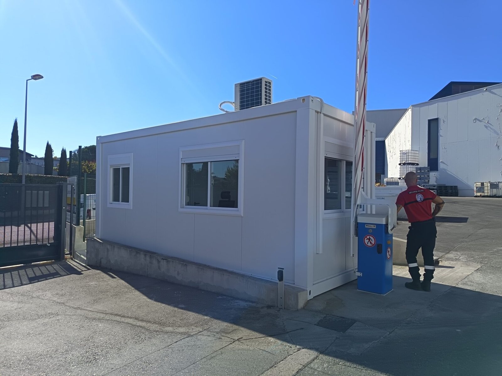 Poste de garde modulaire Eco livre au site Naos cosmetique a Aix-en-Provence (13)