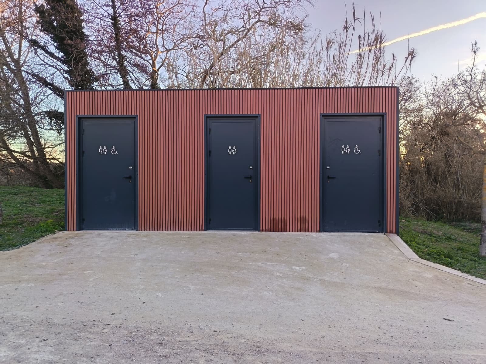 Sanitaire modulaire PMR avec bardage composite WPC — Mairie de Mandelieu-la-Napoule terrain de pétanque — PACA MODUL