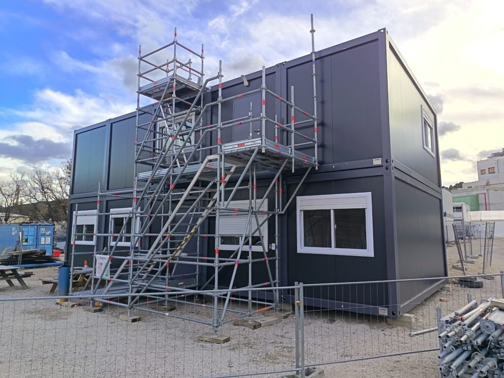 Modules modulaires PACA MODUL superposés sur 2 niveaux avec escalier d'accès, base de vie sur le site ITER Cadarache, Bouches-du-Rhône