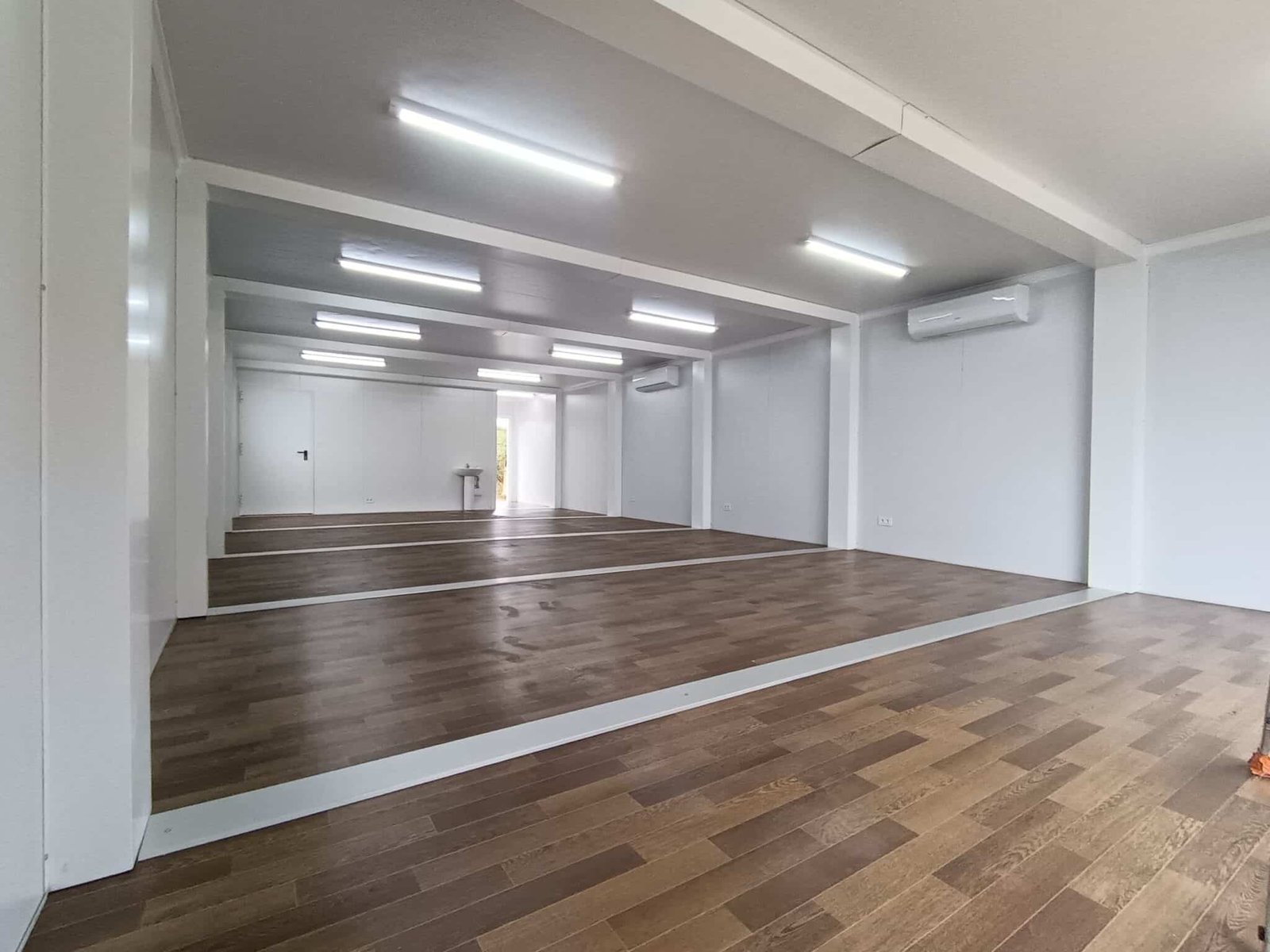 Intérieur module PACA MODUL — parois lisses RAL 9003, éclairage LED