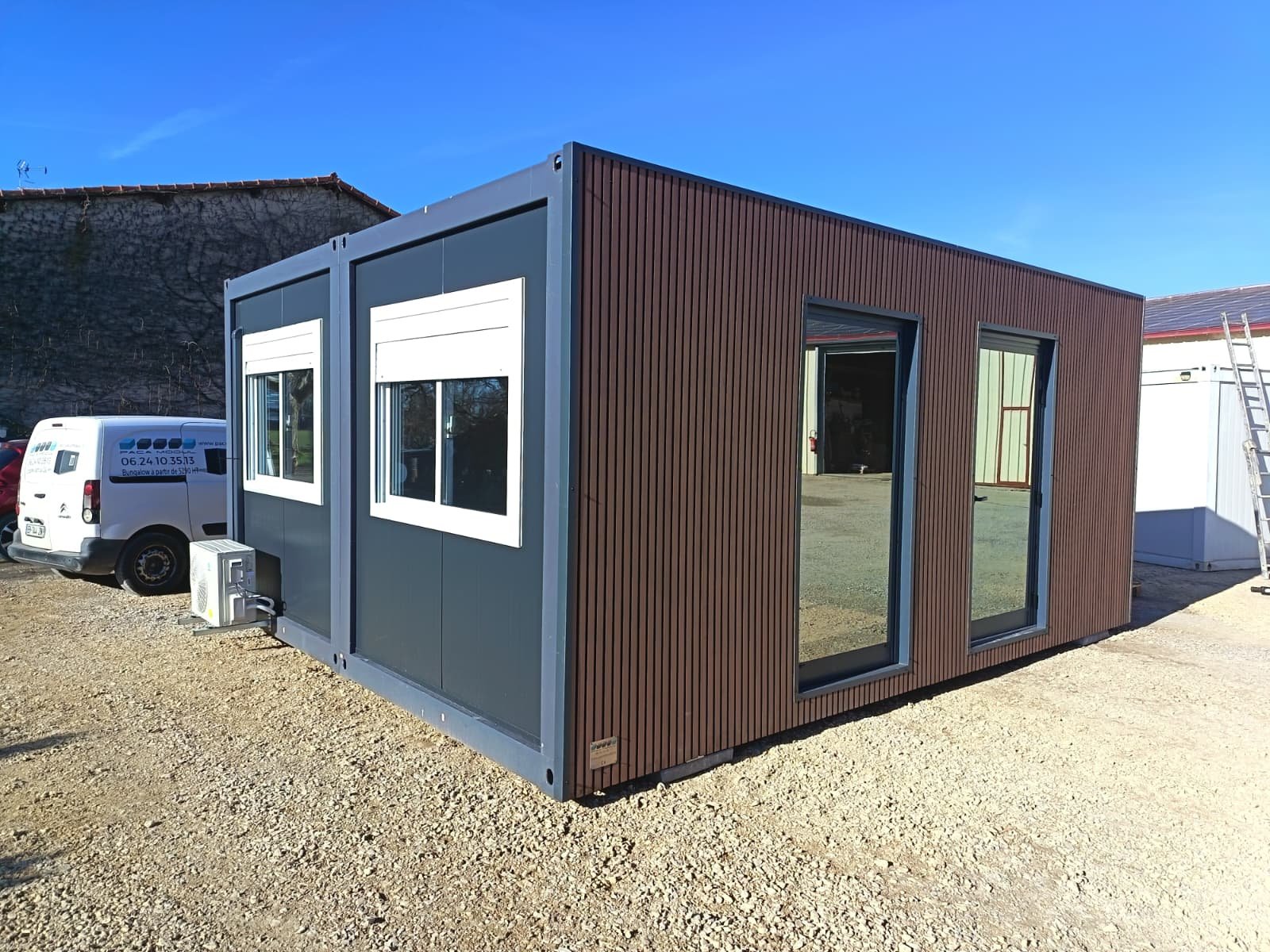 Commerce modulaire neuf PACA MODUL avec bardage composite WPC et façade vitrée — personnalisation sur-mesure