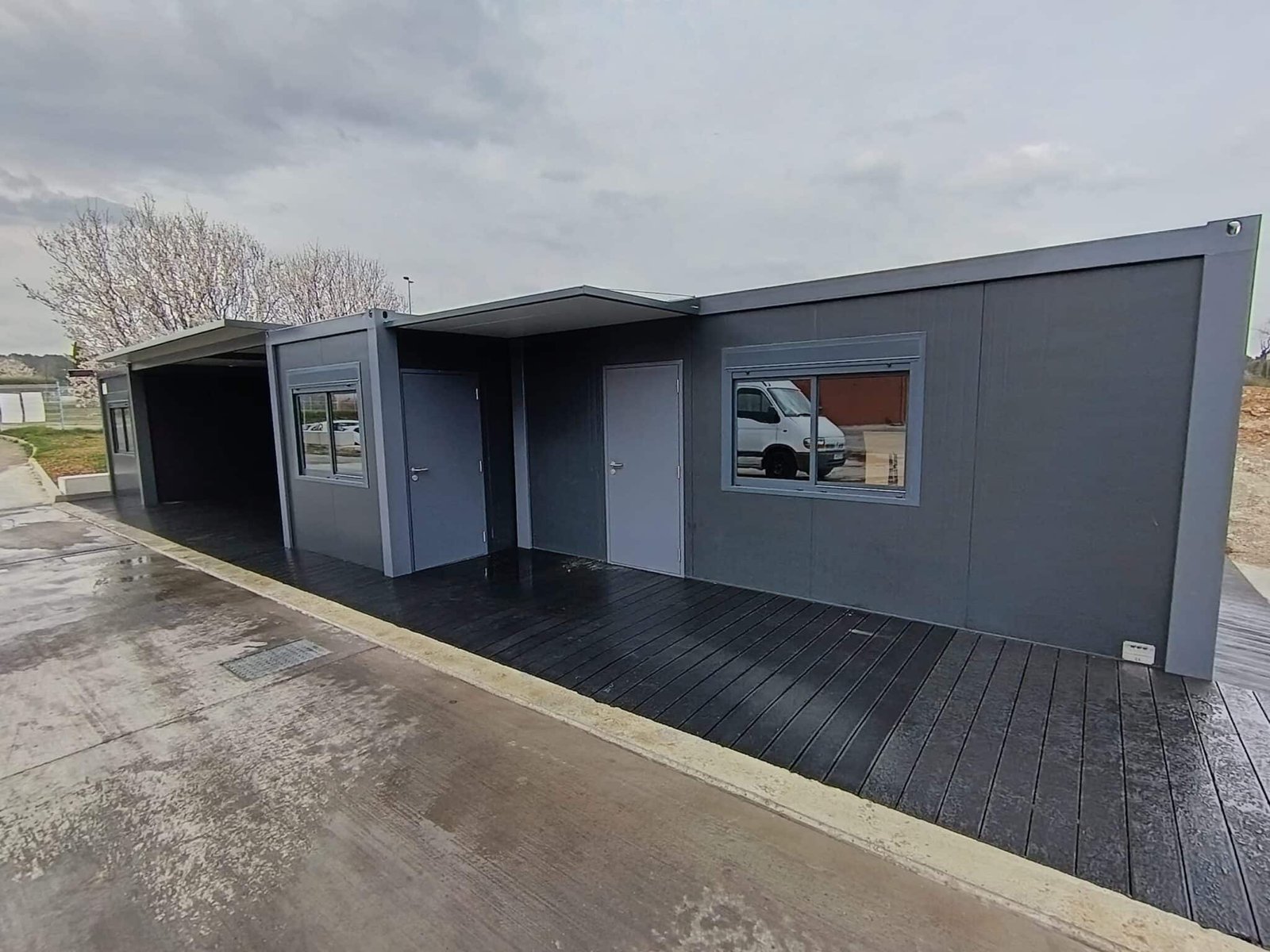 Ensemble bureaux et sanitaires modulaires livrés — PACA MODUL Peynier