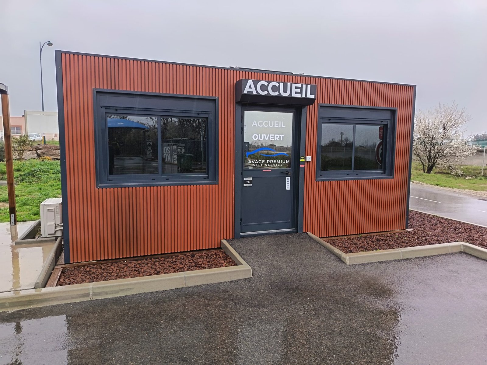 Module modulaire neuf PACA MODUL aménagé en accueil lavage automobile premium en région PACA