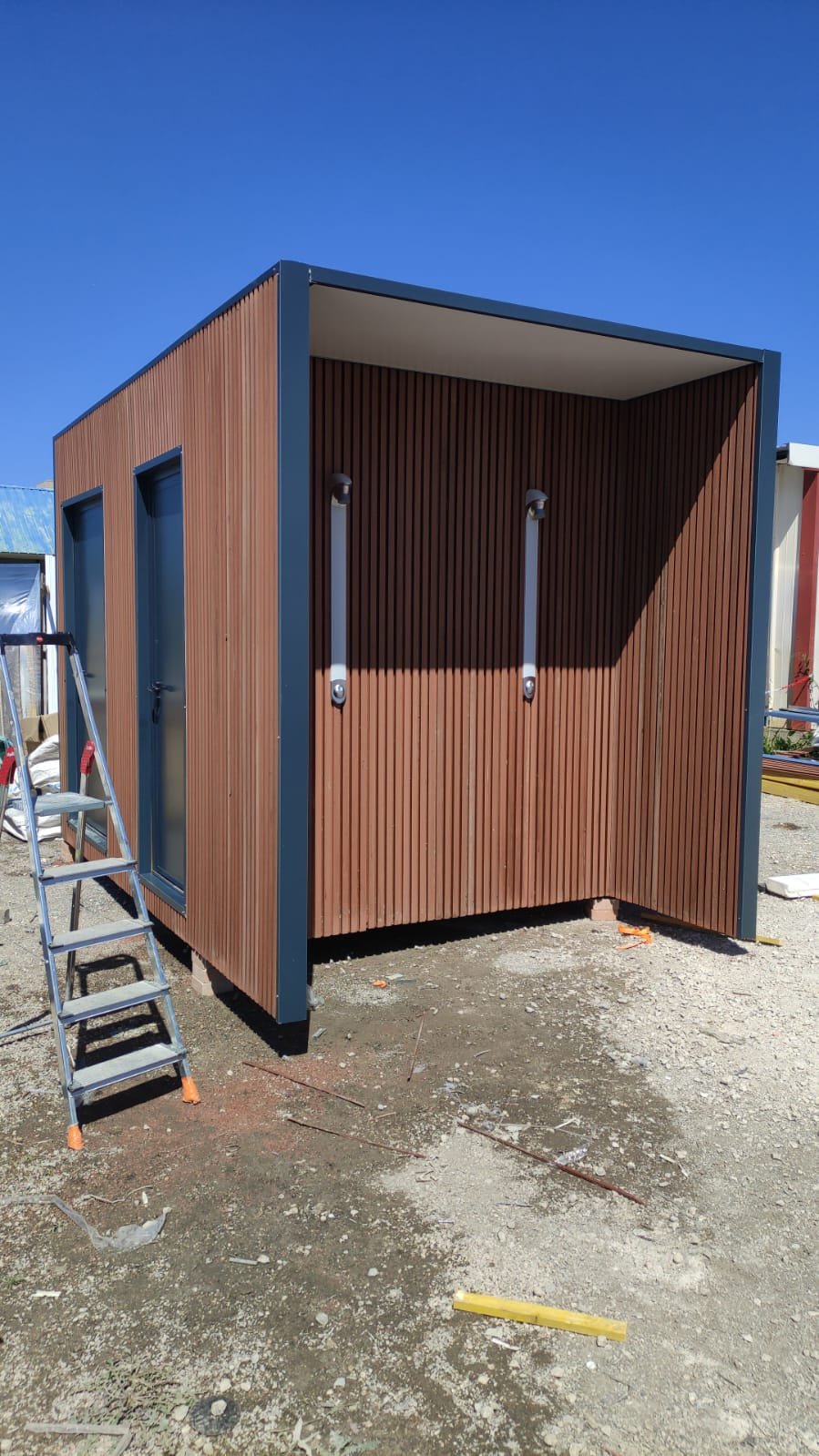 Module sanitaire Confort 3m avec bardage composite WPC, WC PMR et 2 douches extérieures à la plage de Mandelieu-la-Napoule (Alpes-Maritimes)