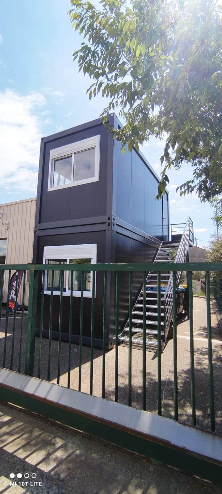 Bureaux modulaires superposés R+1 avec escalier extérieur magasin moto Carpentras