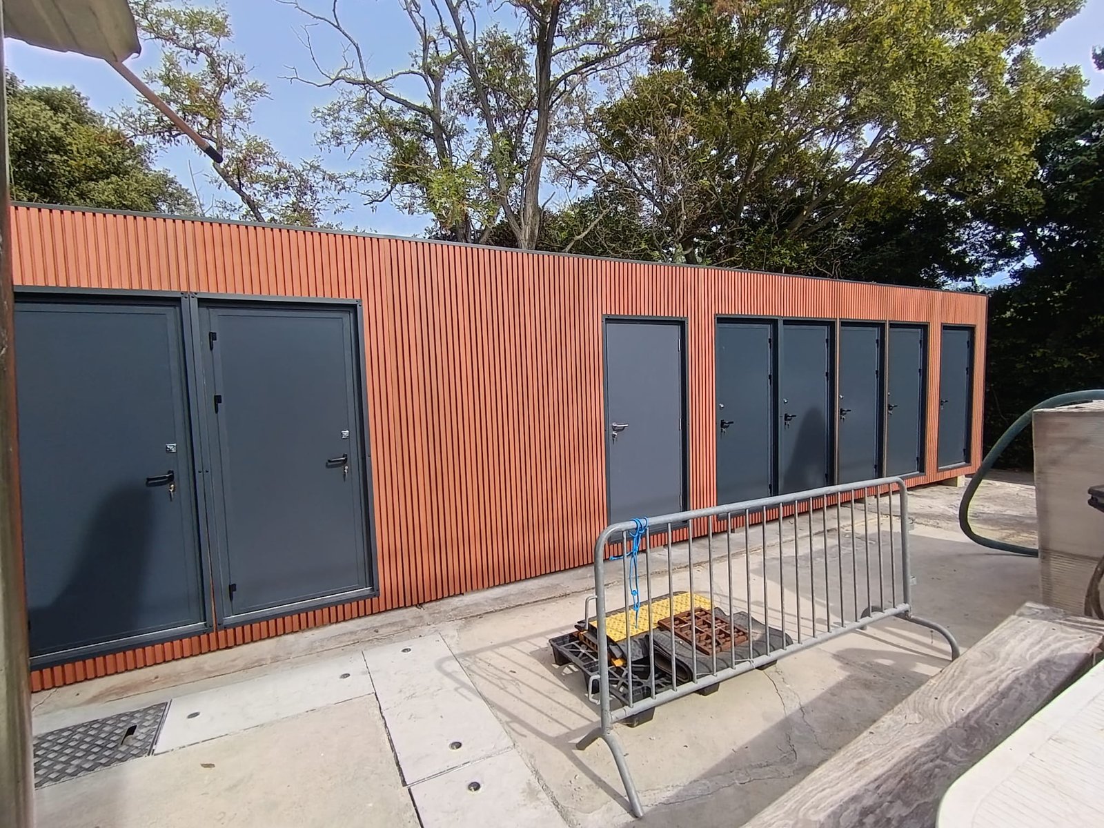 Bloc sanitaire modulaire avec douches et WC multiples pour centre formation plongée Marseille