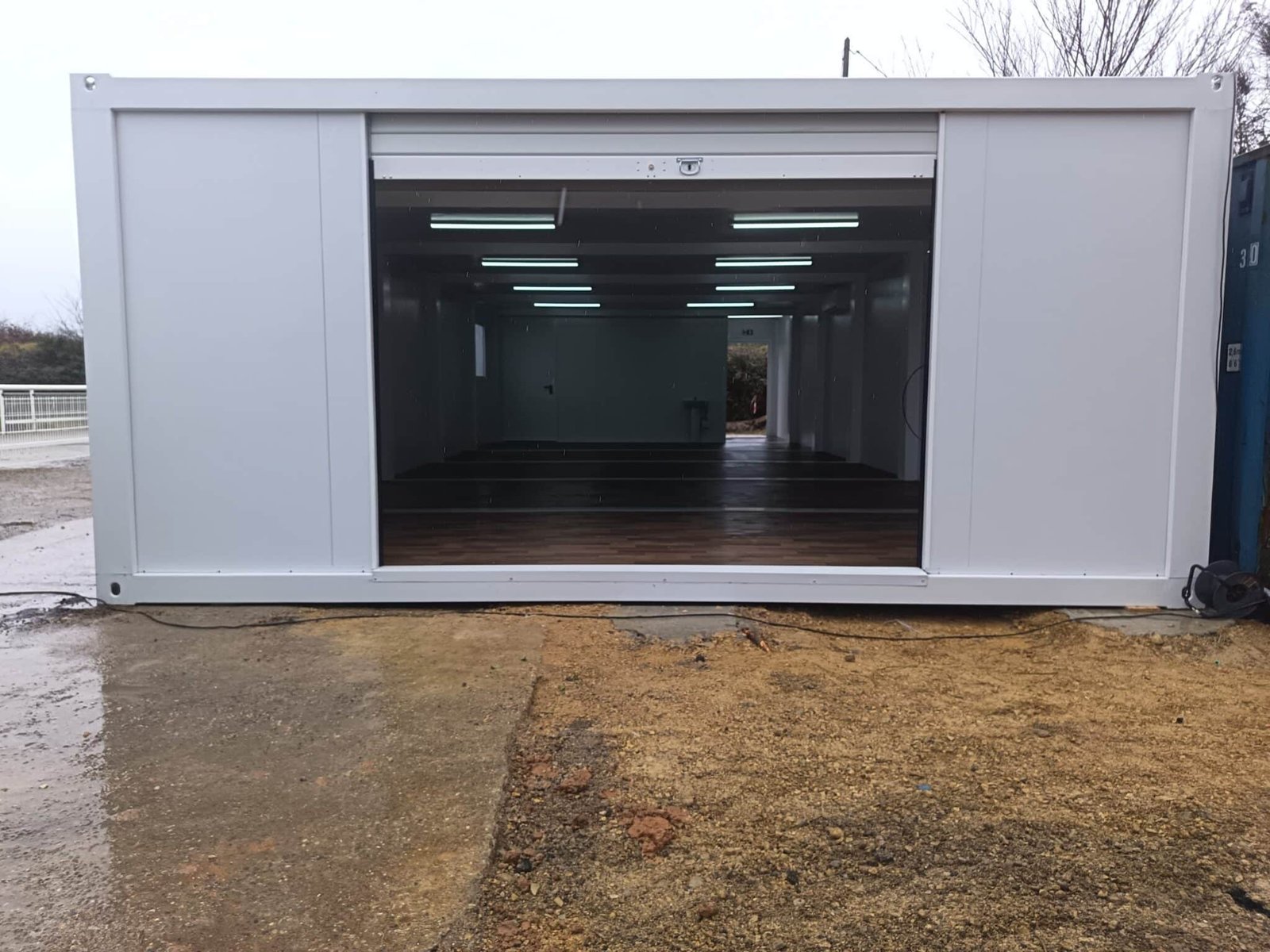 Atelier modulaire 6 modules Éco 6m vue extérieure à Bollène avec rideau métallique