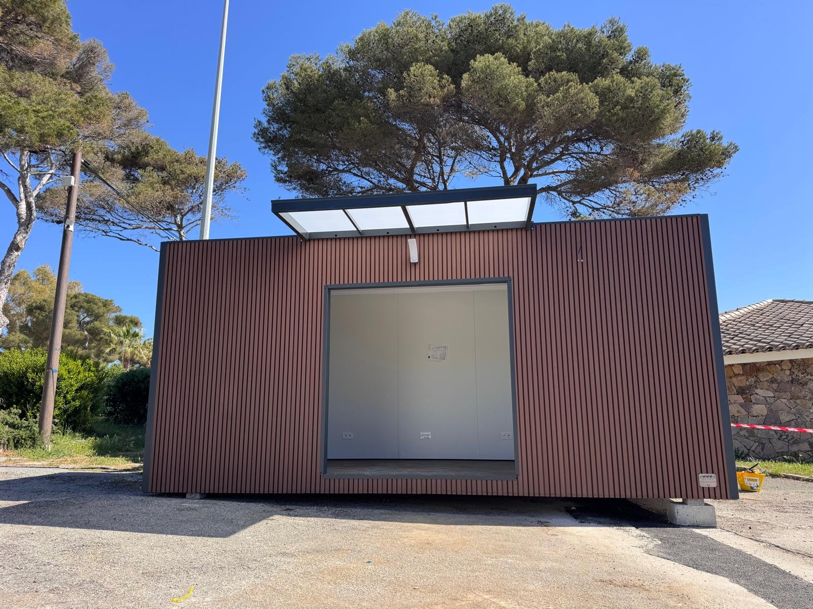 Module commercial Confort 6m avec bardage WPC façade avant à Roquebrune-sur-Argens