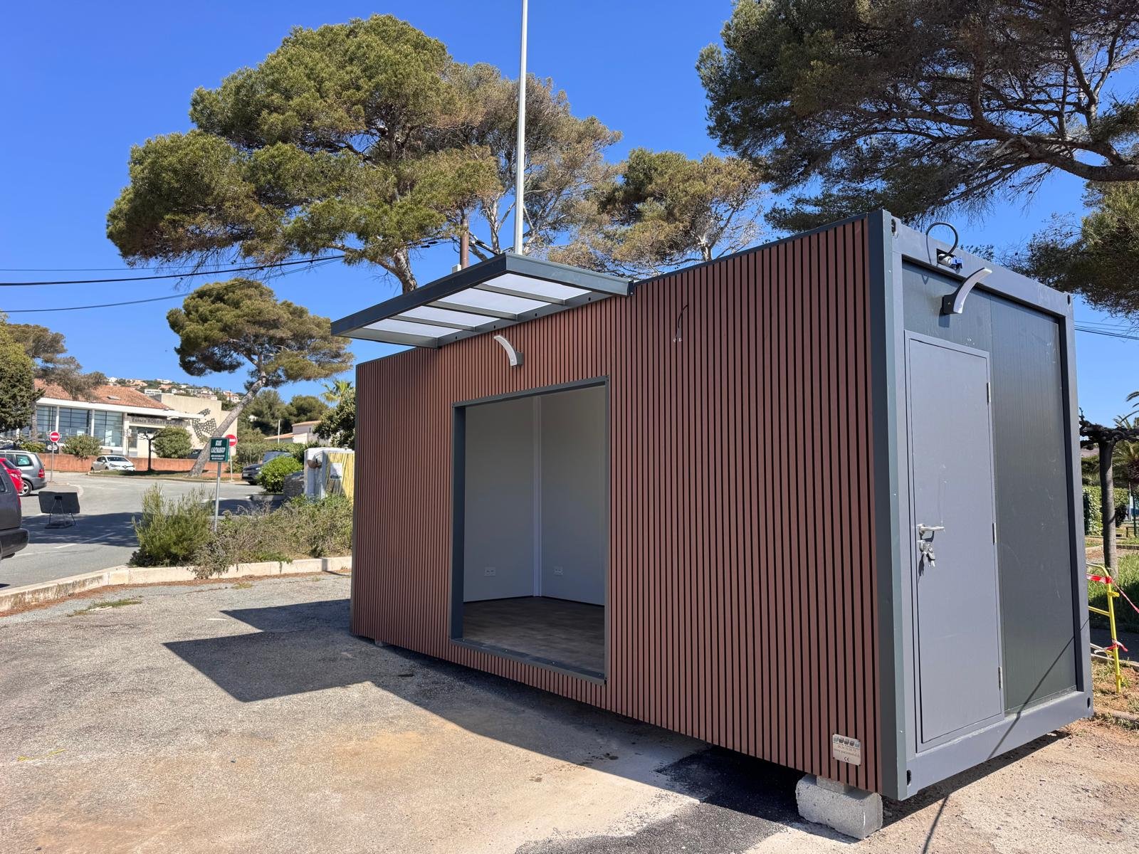 Commerce modulaire Confort 6m avec bardage composite WPC en façade à Roquebrune-sur-Argens (Var)