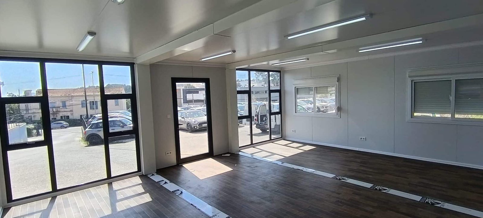Showroom modulaire intérieur — concession auto La Garde (83), 3 Confort 6m PACA MODUL, baies vitrées