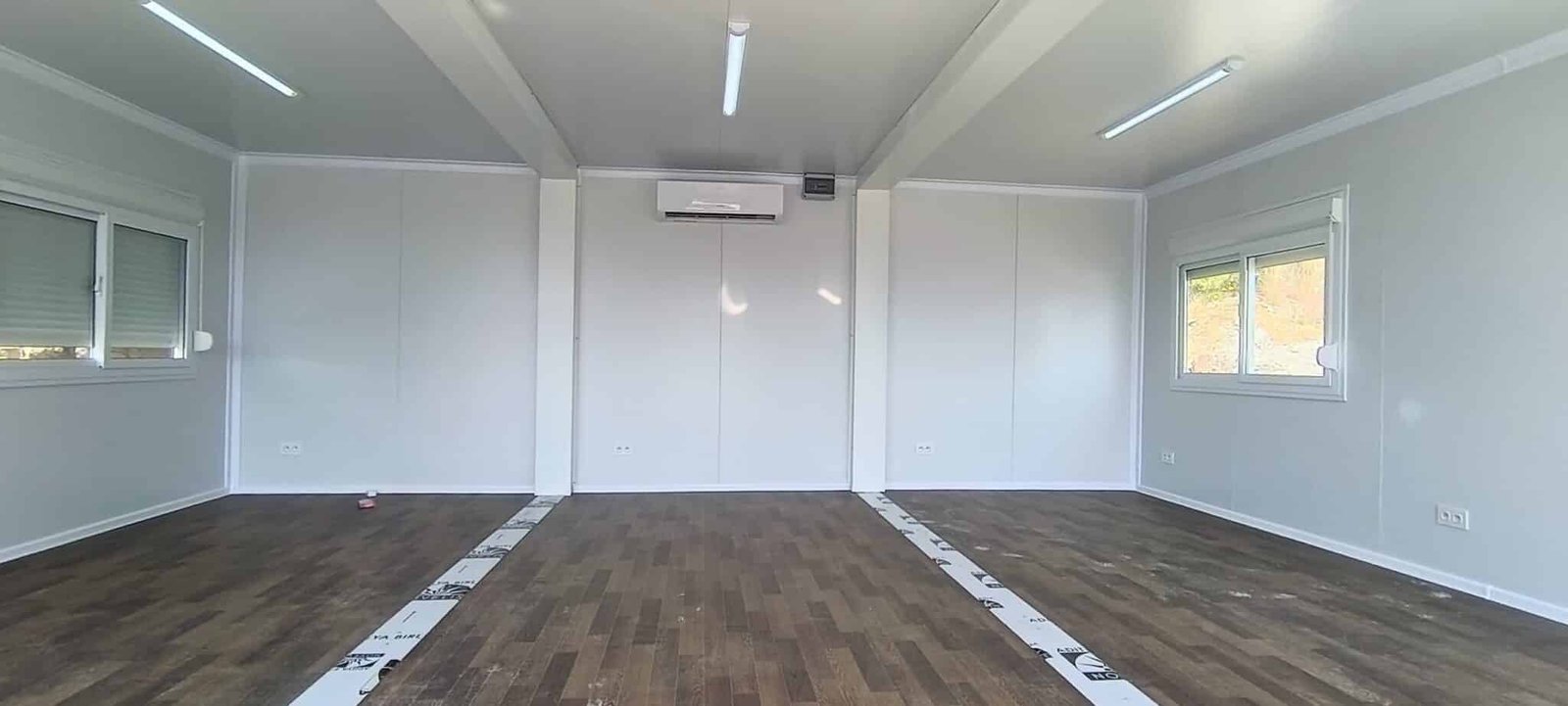 Intérieur showroom modulaire — clim réversible, sol lino bois, parois lisses, La Garde 83 PACA MODUL