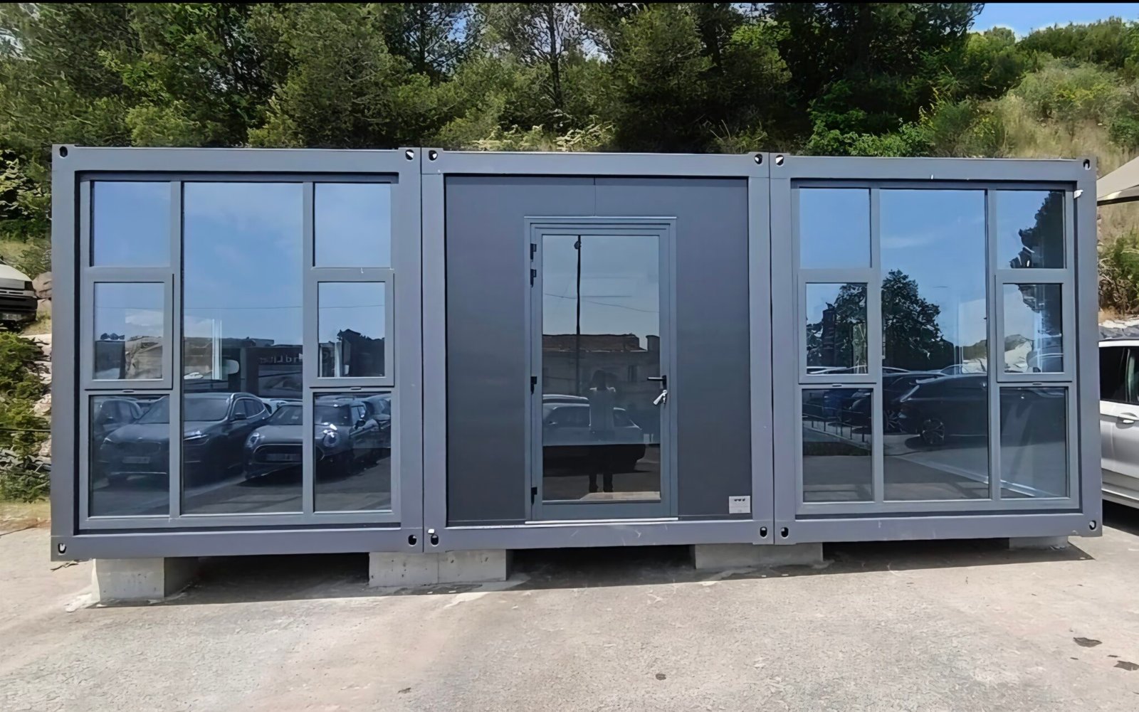 Showroom vitrine modulaire — 3 modules Confort 6m gris anthracite, baies vitrées pleine hauteur, La Garde 83
