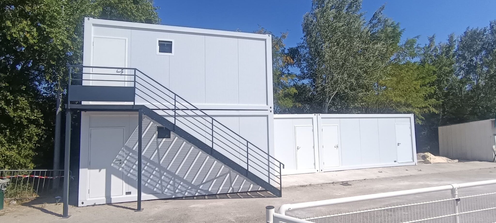 Vestiaires et sanitaires modulaires sur 2 niveaux, club de motoball a Bollene (84) - modules Eco 6m et Confort 3m