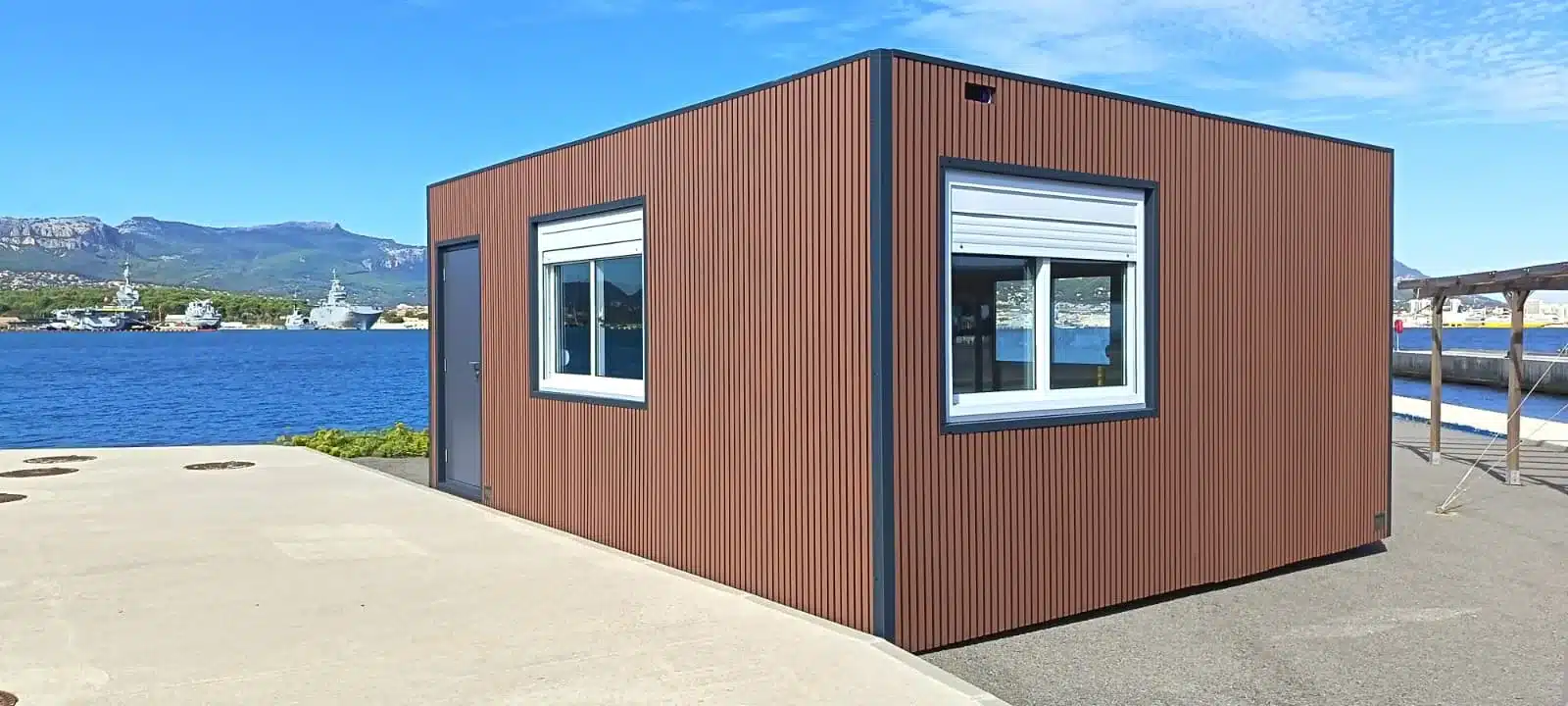 Bâtiment modulaire de 2 modules livré sur un chantier naval à La Seyne-sur-Mer, rade de Toulon en arrière-plan